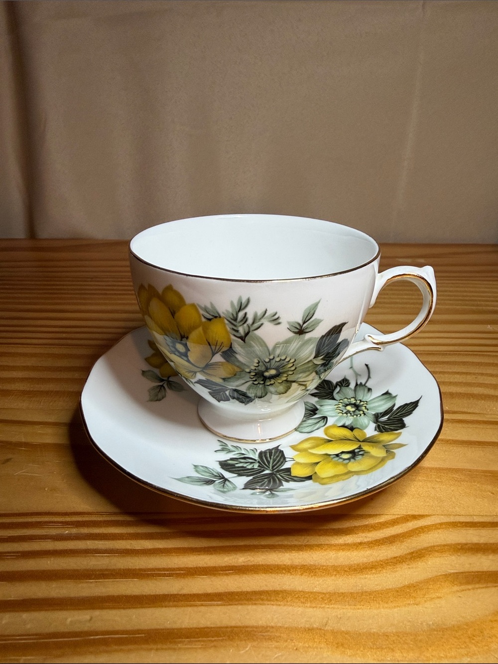 Vintage Queen Anne Bone China Teacup & Saucer Set - Pattern 8520